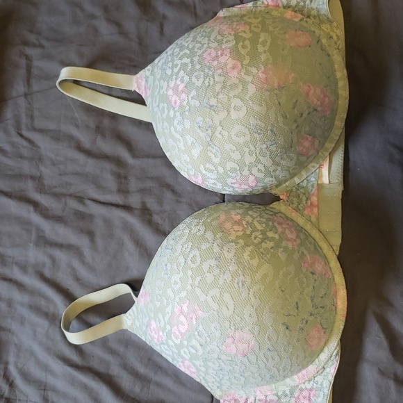 VS pink bra bundle - Picture 5 of 7
